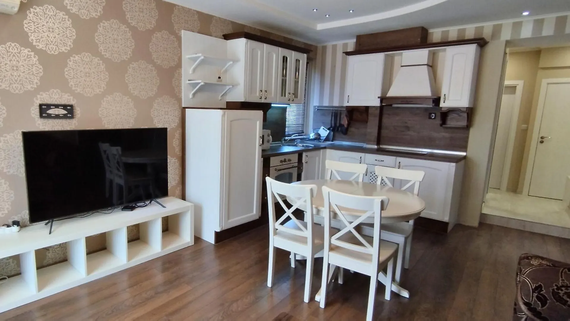 Peaceful Three-Bedroom In Briz, Varna By Flat Mаnаger 0*,  Bulgarie